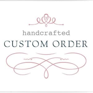 Puede incluir: Fondo blanco con las palabras "handcrafted CUSTOM ORDER" en fuente azul oscuro. El texto está enmarcado por adornos decorativos y un pequeño diseño floral en color rosa suave.