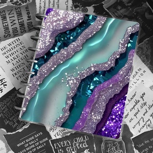 Puede incluir: Un cuaderno de espiral de color turquesa, morado y plateado con purpurina. El cuaderno tiene una cita en la portada que dice: "Cada niño es talentoso. Simplemente desempaquetan sus paquetes en diferentes momentos."