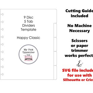 Op de afbeelding: Wit sjabloon met tekst: "9 Disc, 5 Tab, Dividers, Template, Happy Classic." Bevat een cirkelvormig logo met een roze typemachine. Tekst: "Cutting Guide Included, No Machine Necessary, Scissors or paper trimmer works perfect!" SVG-bestand inbegrepen.