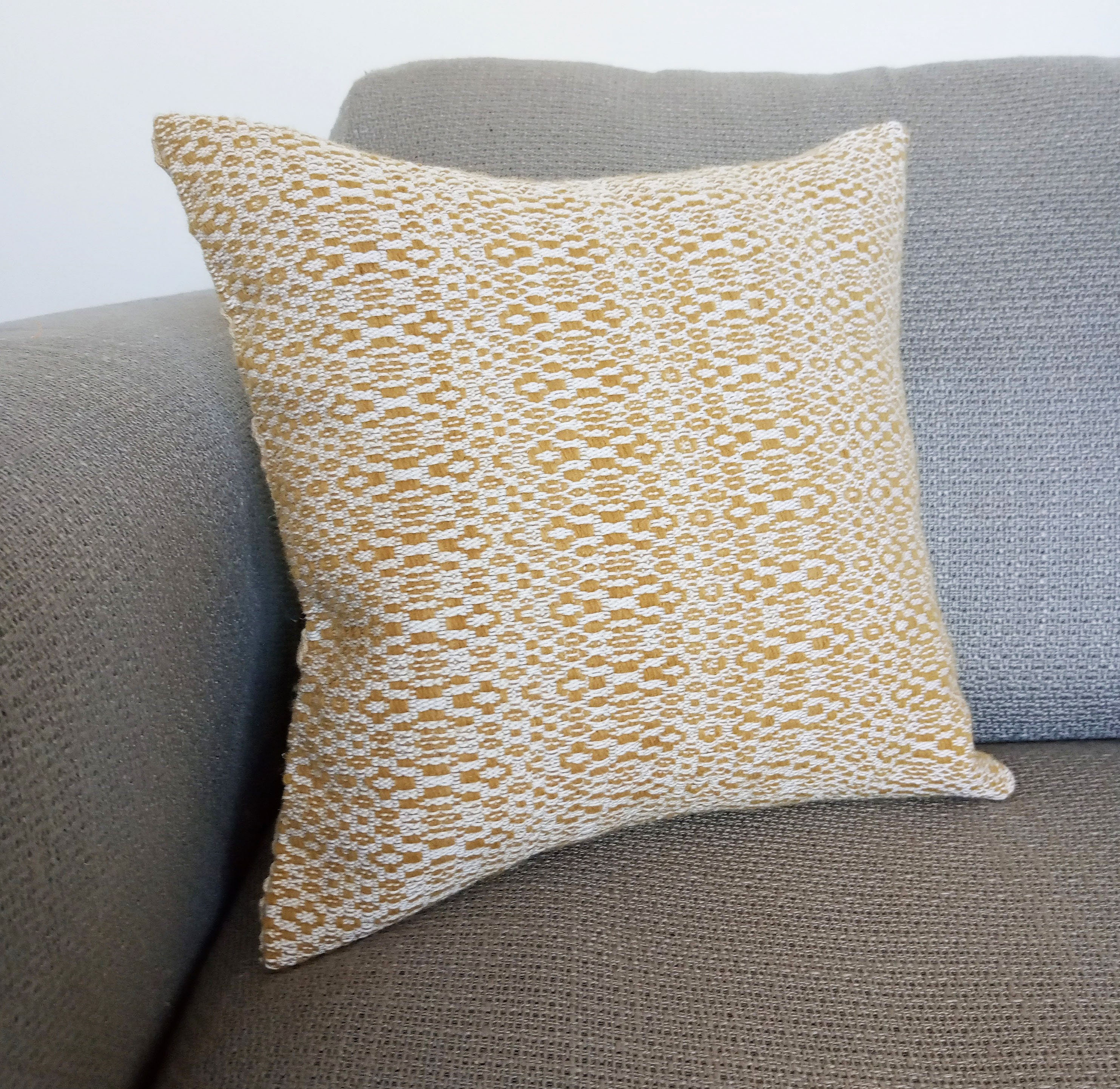 Tissage Jacquard Petit Coussin Carré Laine et Coton Motif Noisette Teinture Végétale Eucalyptus Blan