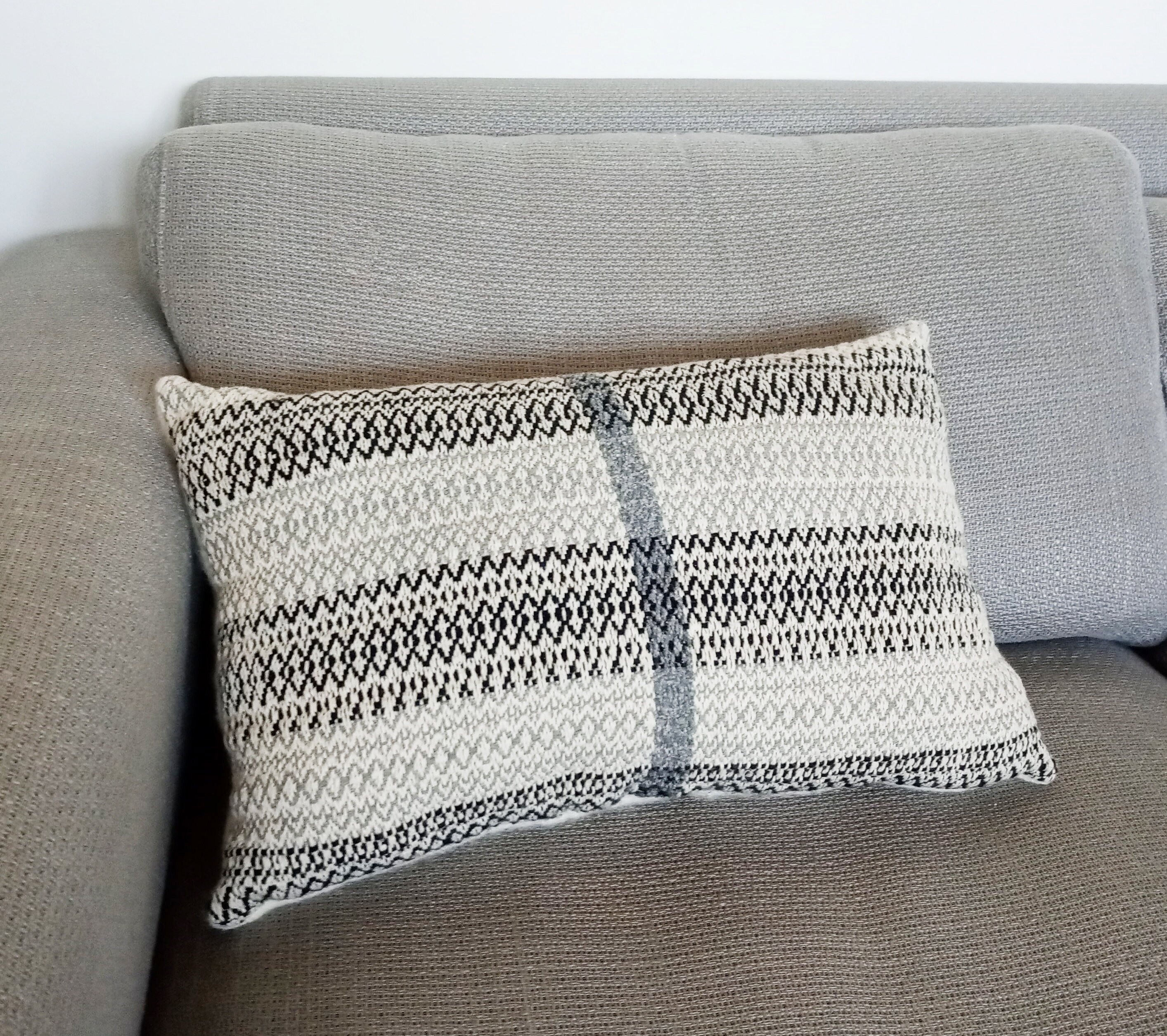 Coussin Rectangle Tissage Fait Main Laine et Coton Noir Gris Beige