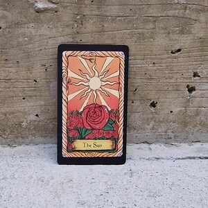 Baralho de Tarô com 78 cartas · Tarô da Conspiração · Tarô moderno feito à mão · Ideal para iniciantes e profissionais imagem 7