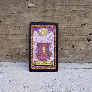 Baralho de Tarô com 78 cartas · Tarô da Conspiração · Tarô moderno feito à mão · Ideal para iniciantes e profissionais imagem 4