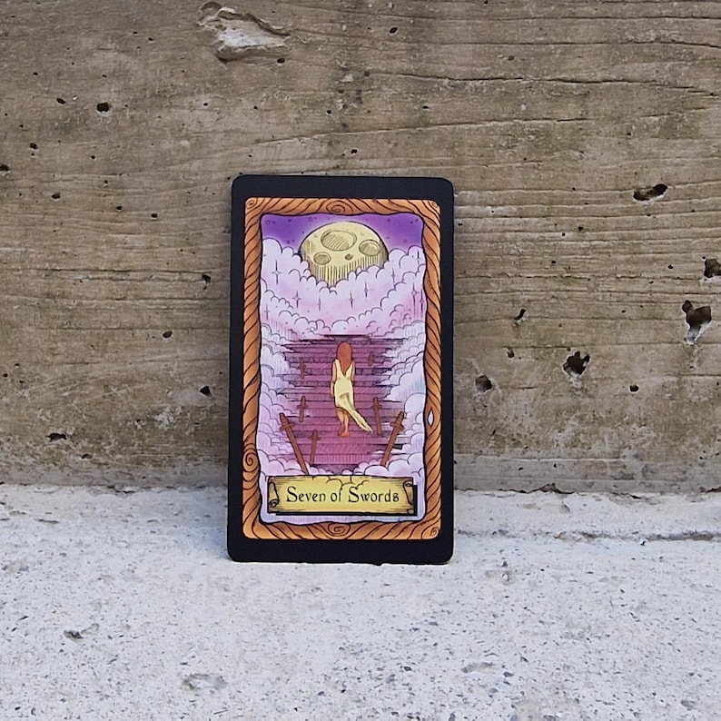 Baralho de Tarô com 78 cartas · Tarô da Conspiração · Tarô moderno feito à mão · Ideal para iniciantes e profissionais imagem 4