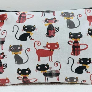 Trousse , pochette en coton enduit thème chats