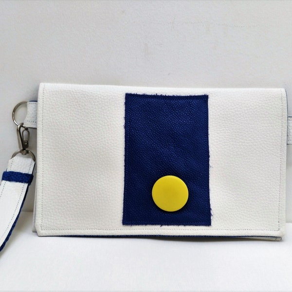 Pochette en simili cuir blanc et cuir bleu