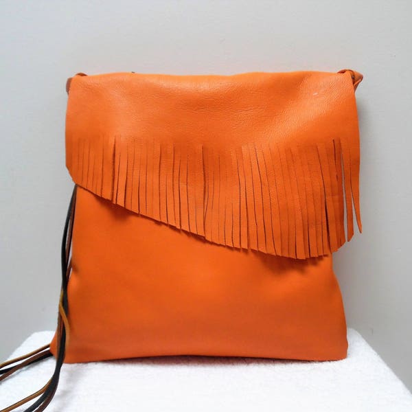 Sac bandoulière, besace en cuir frangé orange,