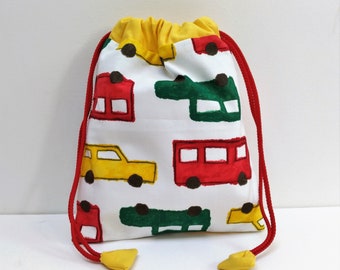 Sac à chaussons, sac goûter,sac piscine, pochon en tissu japonais, bus et voitures multicolores sur fond blanc