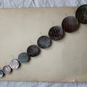 Vintage monsterkaart van 10 parelmoeren knopen, display, verzamelaars, kostuum, naaien.