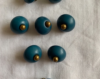 set van 8 blauwgroen gekleurde vintage knopen met brede schacht