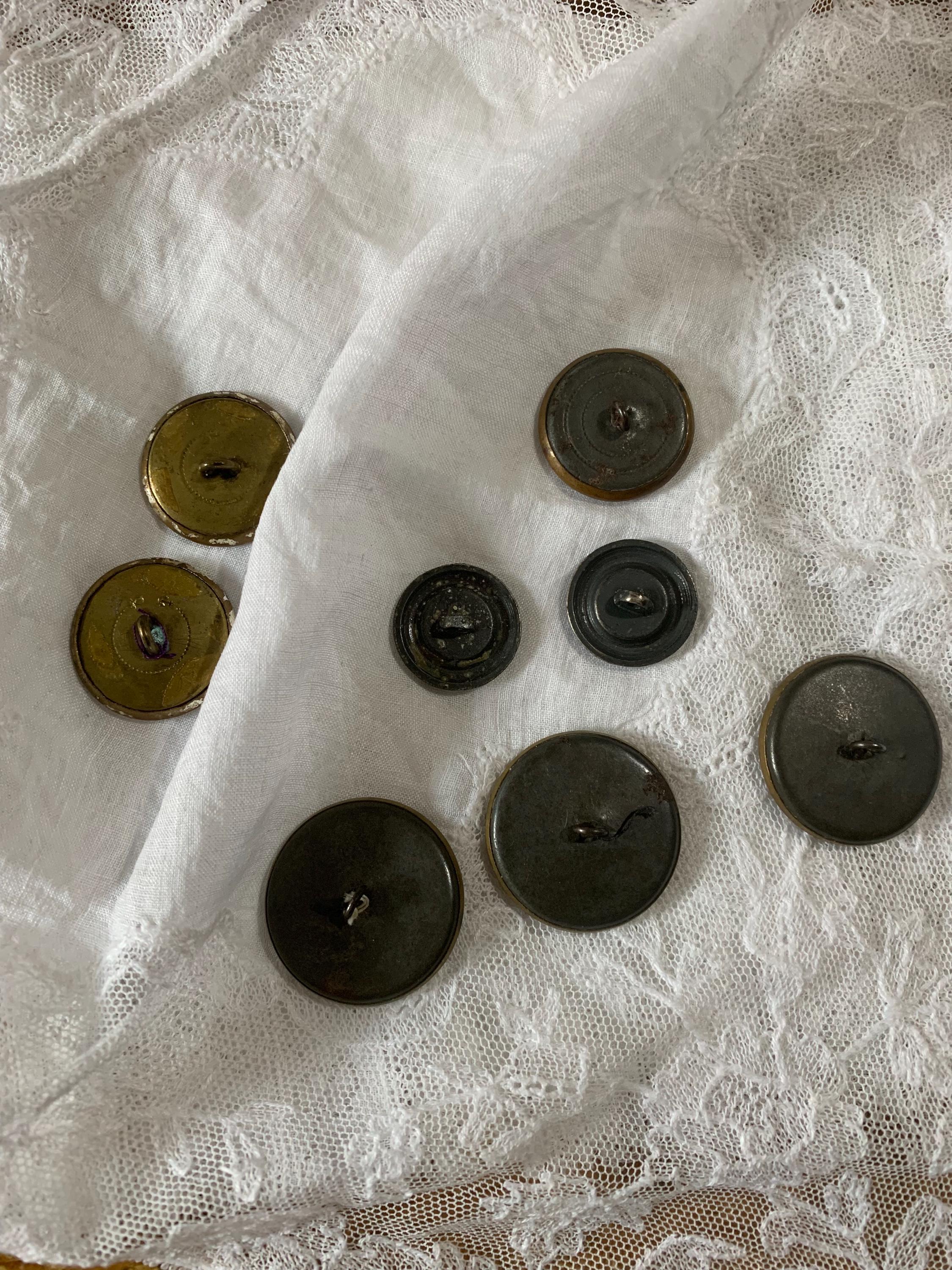 Lot De 8 Boutons Anciens En Nacre - Diamètre 2,5 Cm - Pour Couture & Création - Neufs