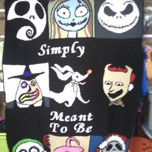 Op de afbeelding: Een zwart-wit gehaakte deken met personages uit de film Nightmare Before Christmas. De deken is verdeeld in vierkanten met verschillende personages, waaronder Jack Skellington, Sally, Zero de spookhond en Oogie Boogie. De tekst "Simply Meant To Be" is in wit op een zwarte achtergrond geschreven.