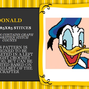 Può includere: Uno schema all'uncinetto per Paperino, con un'immagine pixelata di Paperino con un cappello da marinaio blu e un becco giallo. Lo schema è di 85 punti per 85 punti e include un grafico e i conteggi dei punti scritti.