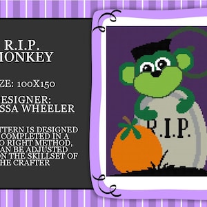 Könnte beinhalten: Ein Kreuzstichmuster mit einem grünen Affen, der eine Abschluss-Kappe trägt und einen Grabstein mit dem Text "R.I.P." hält. Der Affe sitzt auf einem Kürbis. Das Muster ist für eine Stichzahl von 100x150 ausgelegt und stammt von der Designerin Vanessa Wheeler.
