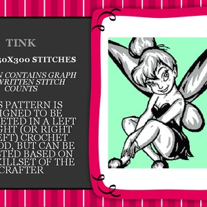 Può includere: Un'immagine pixel art in bianco e nero di Trilly, una fata con le ali, seduta su uno sfondo verde. L'immagine è circondata da una cornice rosa e bianca con il testo "TINK" e "SIZE: 250X300 STITCHES" in bianco. Il testo sotto l'immagine dice: "THIS PATTERN IS DESIGNED TO BE COMPLETED IN A LEFT TO RIGHT (OR RIGHT TO LEFT) CROCHET METHOD, BUT CAN BE ADJUSTED BASED ON THE SKILLSET OF THE CRAFTER."