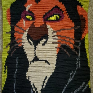 Puede incluir: Cuadrado tejido a crochet con un primer plano de Scar de El Rey León. La imagen está hecha con hilo negro, naranja, marrón, amarillo y gris.