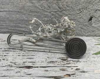 Broche de alfiler de poncho hecho de metal en plata ennegrecida con patrón de caracol pasador de falda pasador de seguridad pasador de tela cierre de chaqueta