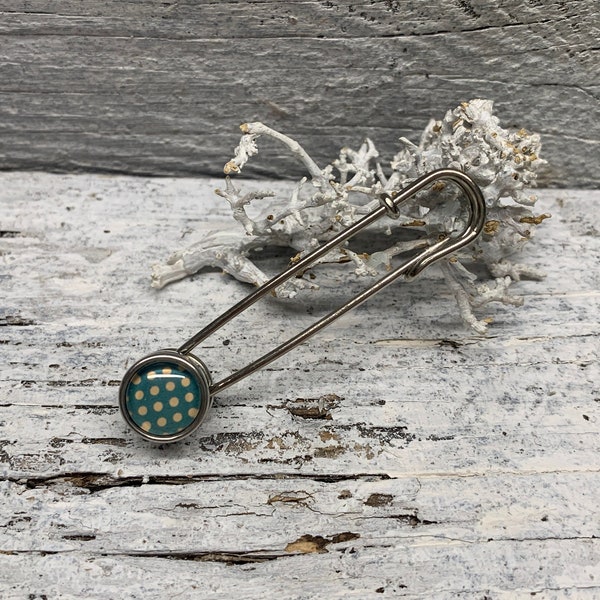 Broche de poncho en métal avec des points en turquoise et blanc, mini morceaux, broche de kilt rockabilly comme épingle de sûreté, fermoir en tissu, épingle en tissu