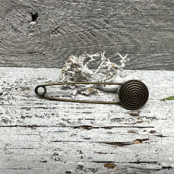 Poncho Nadel Brosche aus Metall in Bronze mit Schnecken Ornament Muster Kiltnadel als Verschluss Tuchnadel Anstecknadel Sicherheitsnadel