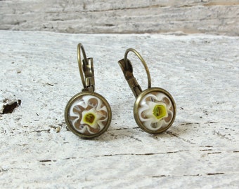 Pieza única de pendientes de bronce, cuentas de cristal de murano blanco amarillo, pendientes de palanca de 12 mm, diseño ligero y fresco, aspecto romántico