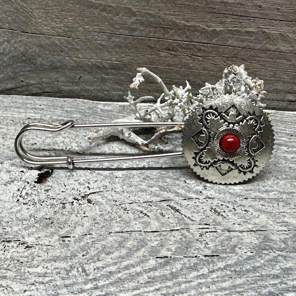 Ponchonadel Brosche aus Metall in silber mit rotem Stein Keltisches Muster Kiltnadel Pin als Anstecknadel Tuchschließe Schalnadel Verschluss