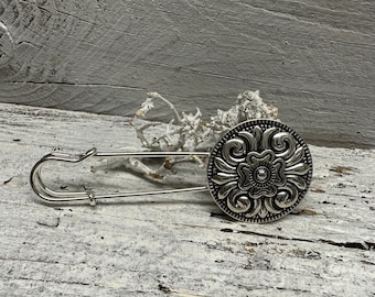 Broche de poncho de metal con motivo floral ornamental en plata, alfiler para falda escocesa, alfiler como cierre de chaqueta, alfiler tradicional, alfiler de tela