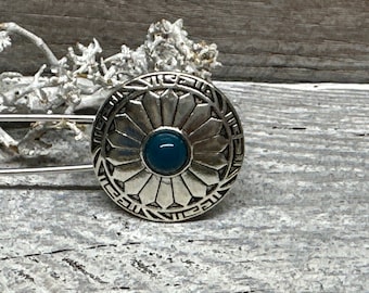 Poncho pin brooch made of metal in silver with blue ball Celtic pattern kilt pin as a safety pin lapel pin cloth pin closure