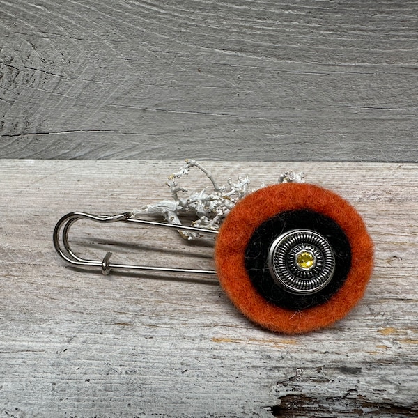 Ponchonadel Brosche & Filz Click Druckknopf orange schwarz Strass Tuchschließe Kiltnadel Tuchnadel Lagenlook edel Kilt Pin Schleppennadel