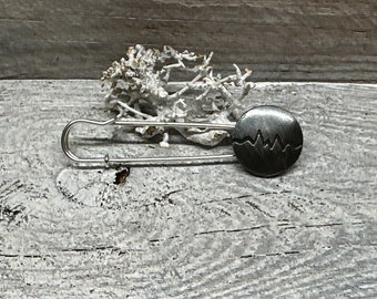 Poncho pin brooch made of metal in silver black minimalist kilt pin as a cloth clasp safety pin jacket fastener robe pin