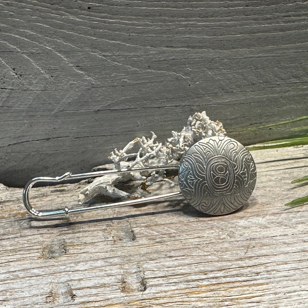 Ponchonadel Brosche aus Metall in silber mit Ornament Ranken Kiltnadel Pin als Sicherheitsnadel Tuchnadel Sicherheitsnadel Verschluss