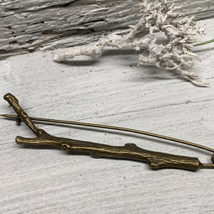 Poncho pin brooch made of metal in bronze as a branch shape kilt pin safety pin cloth clasp jacket fastener pin cloth pin unisex