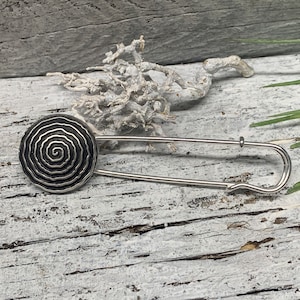 Poncho pin brooch made of metal in old silver with spiral pattern Kilt pin as a pin Cloth clasp Endless motif Kilt pin Jacket fastener