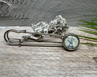 Poncho pin brooch with click made of metal with Eiffel Tower motif in white and blue kilt pin as a pin, large safety pin jacket closure