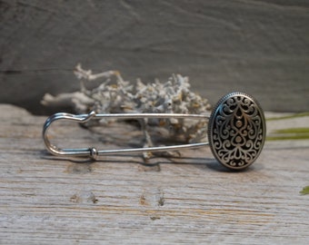 Ponchonadel Brosche oval aus Metall in silber schwarz Ornament ranken Motiv Kiltnadel Pin als Anstecknadel Tuchnadel Sicherheitsnadel