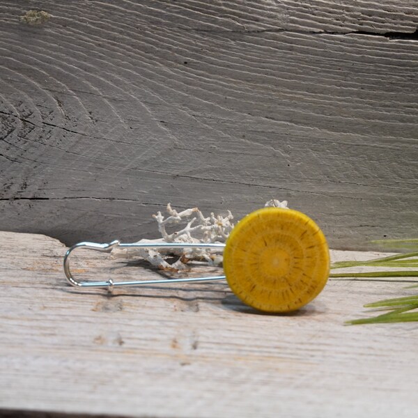 Ponchonadel große Brosche aus Metall in gelb mit Holz Scheibe und Jahresringe in Hochglanz als Kiltnadel Pin als Sicherheitsnadel Tuchnadel