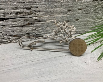 Poncho pin brooch made of metal in beige silver with Celtic knot kilt pin as safety pin cloth clasp garment pin closure