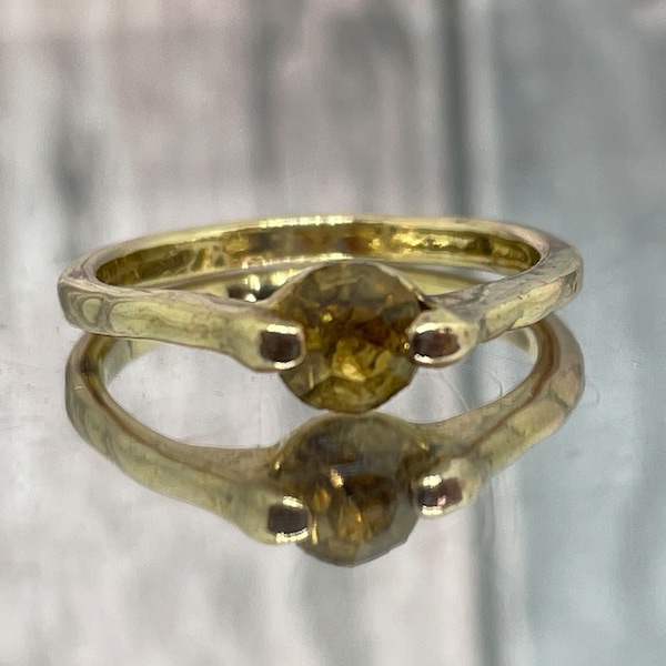 Gilt metal lemon yellow rhinestone solitaire  ring  UK size L - Vintage fifties gold tone  costume jewellery ring