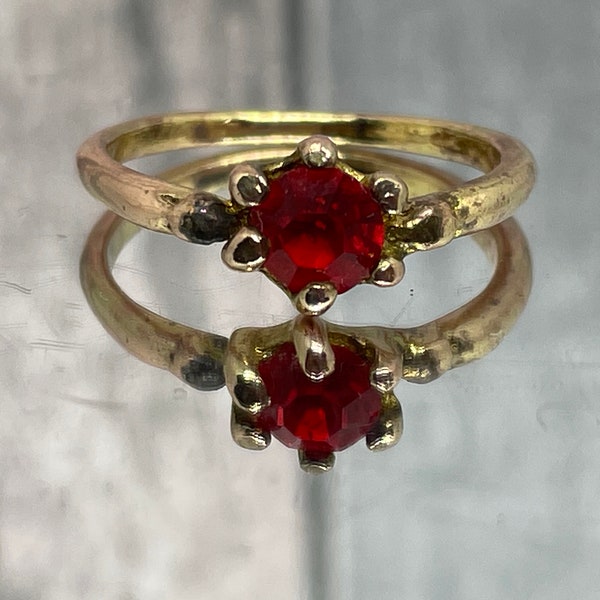 Gilt metal crimson red rhinestone solitaire  ring  UK size M 1/2 - Vintage fifties gold tone  costume jewellery ring