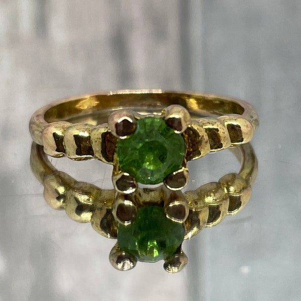 Gilt metal lime green rhinestone solitaire  ring  UK size O - Vintage fifties gold tone  costume jewellery ring