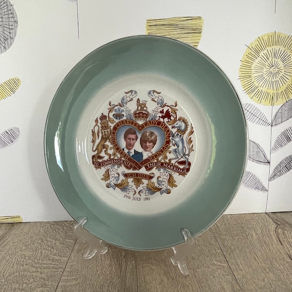 Prince Charles and Princess Diana wedding plate  - Royal souvenir  memorabilia