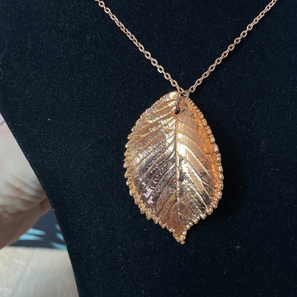 Copper beech leaf pendant necklace on opera length chain - Vintage copper tone jewellery for women
