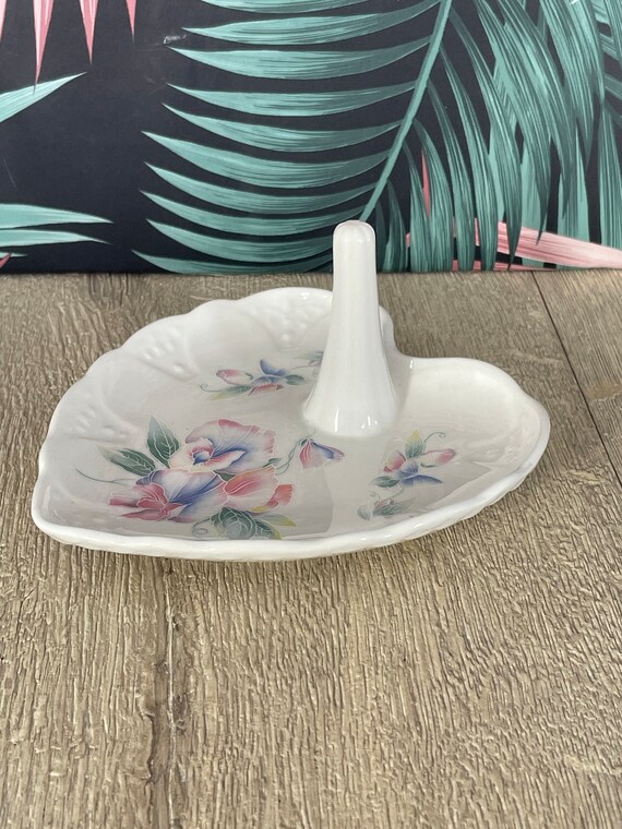 Aynsley Bone China Ring Dish: Heart Shaped Sweet Pea Design