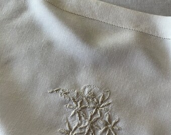 グレーの花柄が刺繍された白いテーブルクロス - ヴィンテージのホーム