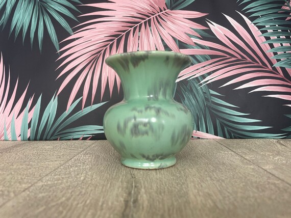 ヴィンテージのアクアグリーンのドリップ釉薬を施した小さな陶器の花瓶