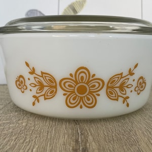 Pyrex Butterfly Gold Casserole Dish - Junior Spacesaver  472 1 1/2 Pint Size with Lid