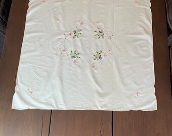 ヴィンテージ手刺繍テーブルクロス - ロビンズエッグブルー、孔雀と花 