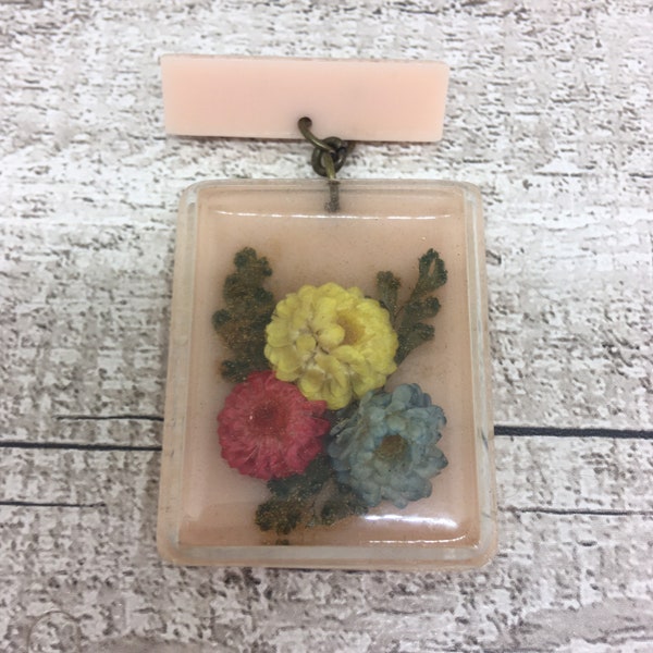 Vintage Perspex flower brooch - Pale pink dried flower dangle  brooch - everlasting flowers  in Lucite