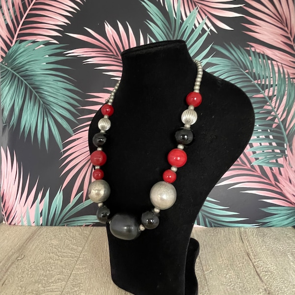 Collier de perles rouges noires et argentées de style Boho pour femmes - collier de longueur de matinée en perles épaisses