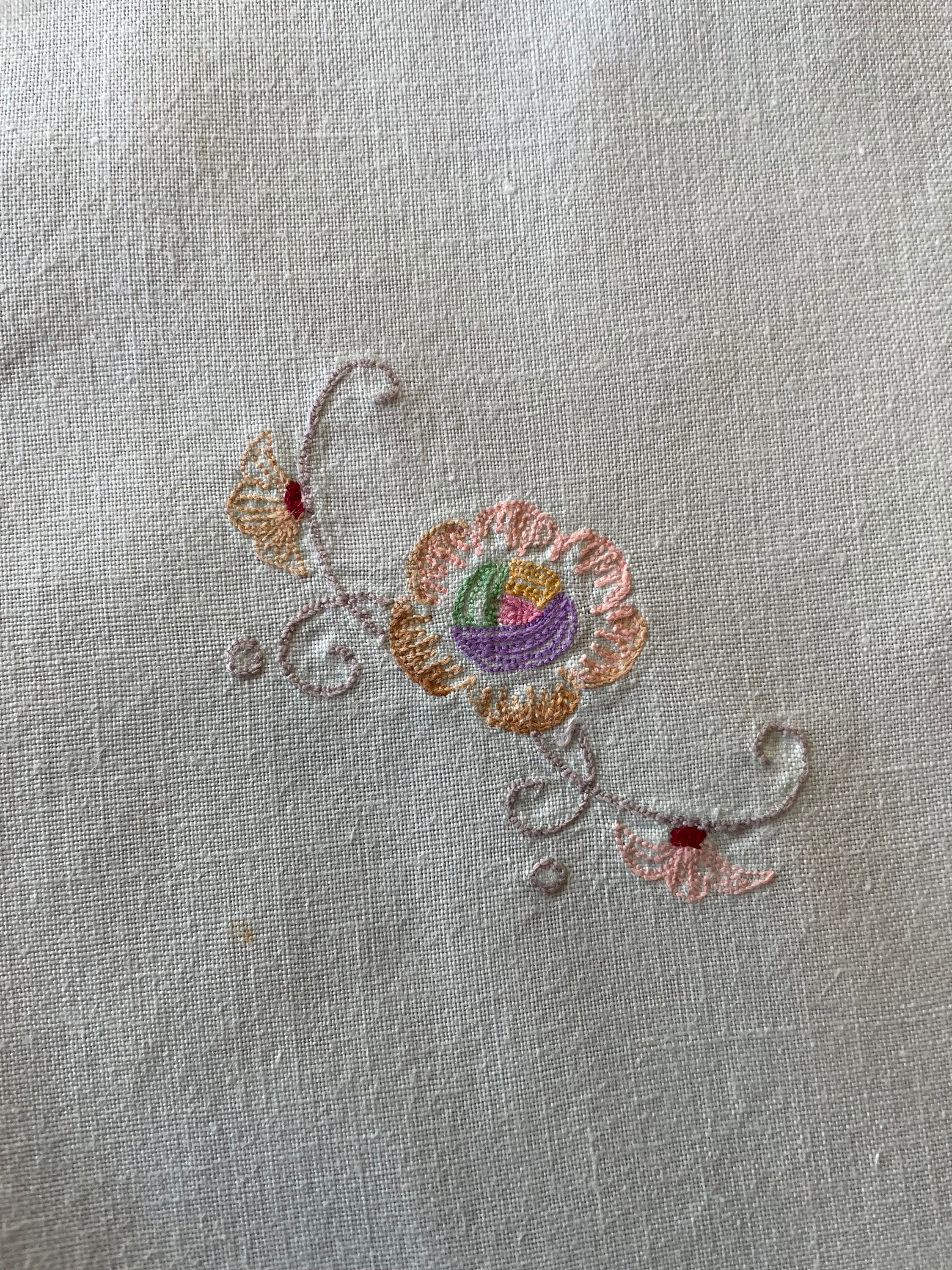 ヴィンテージ手刺繍テーブルクロス - ロビンズエッグブルー、孔雀と花 