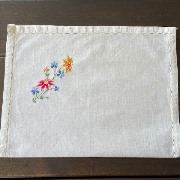 Serviette de table en lin florale brodée à la main - serviette en tissu blanc ou plateau en tissu avec motif de pulvérisation de fleurs